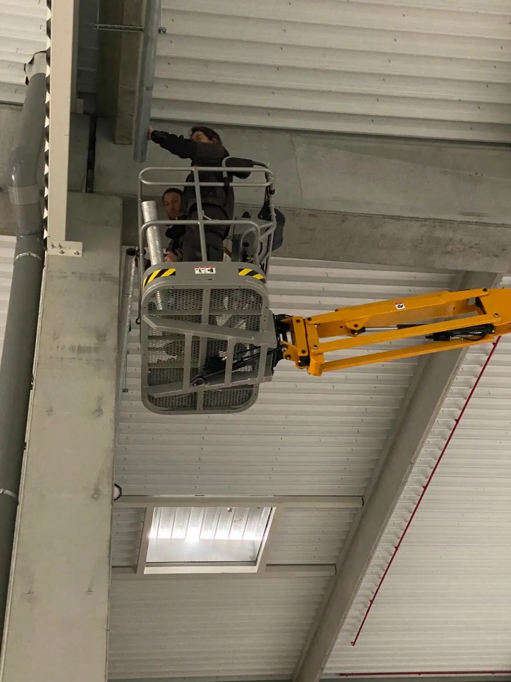 Pose des réseaux en nacelle dans le hall du site Neyret
