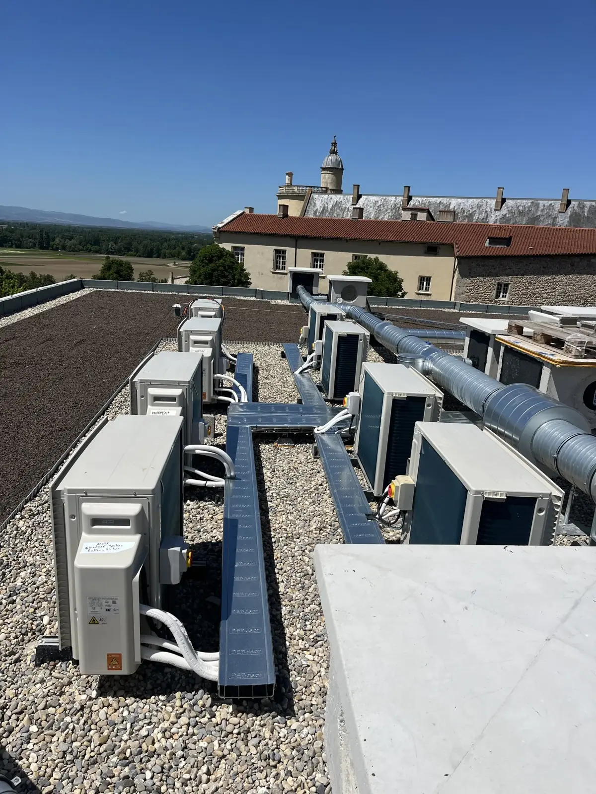 Unités extérieures de climatisation Daikin en toiture de la résidence L'Horizon