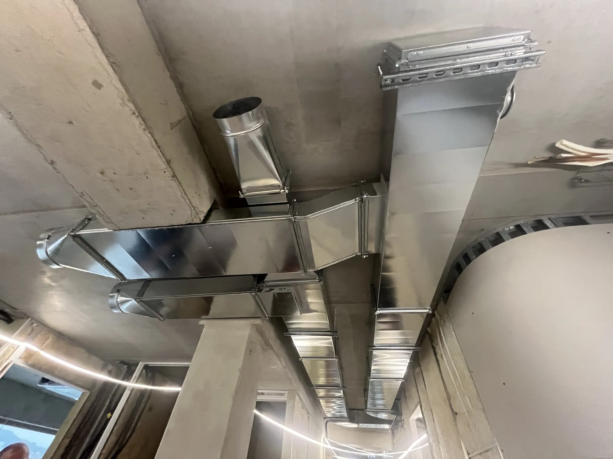 Gaines de ventilation posées en plénum au cabinet dentaire