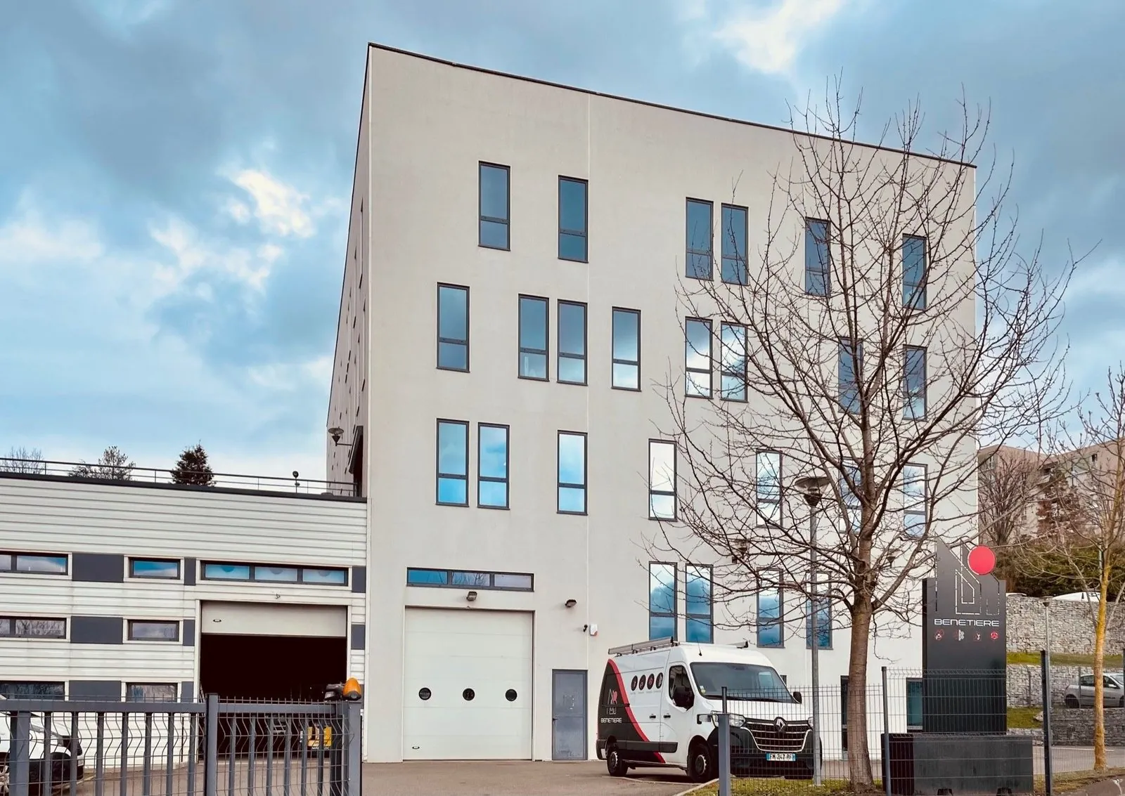 Le siège de BENETIERE à Saint-Étienne, camionnette et totem devant la façade